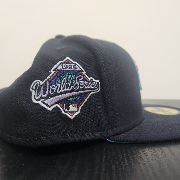 New York Yankees Polarlights New Era x 59Fifty Fitted Hat (Size 8) - NWT - Picture 4 of 9